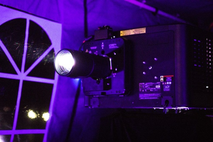 辰星6P无扰动激光放映系统为茶卡湖畔《阿修罗》看片会“护航”