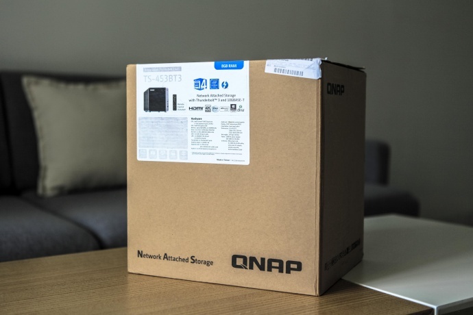 方方正正纸盒子，外边贴着产品性能特征