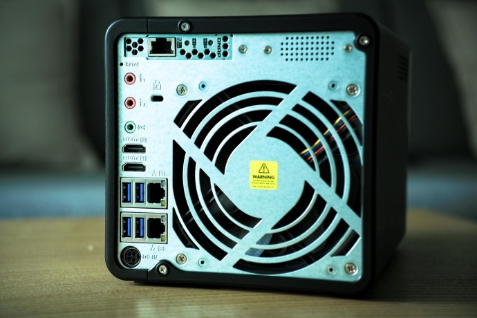 背部比较丰富：10G网口、双麦克风输入、音频输出、HDMI*2（可支援4K）、4个USB3.0、双千兆网口、供电接口