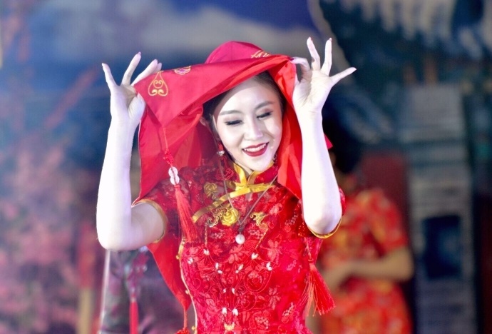 ​演员崔晓宇亮相婚礼秀 完美身材引人注目