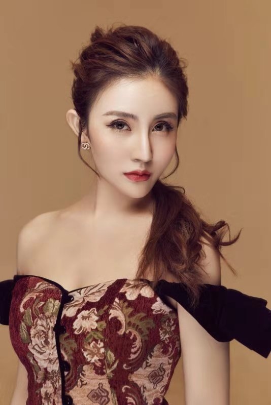 ​演员崔晓宇亮相婚礼秀 完美身材引人注目