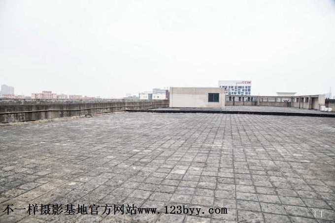 ​在家中幽静的走廊漫步也可以去天台放松