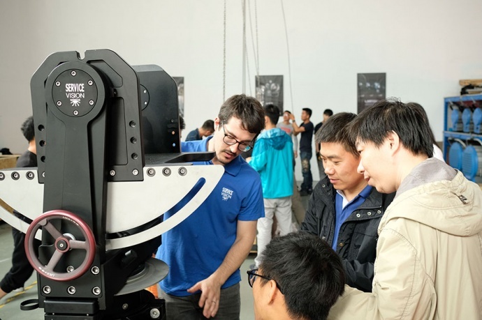 中性灰影业为客户提供Servicevision功能最强大的Scorpio 45’ 伸缩臂，把握中国新一代摄影技术的需求