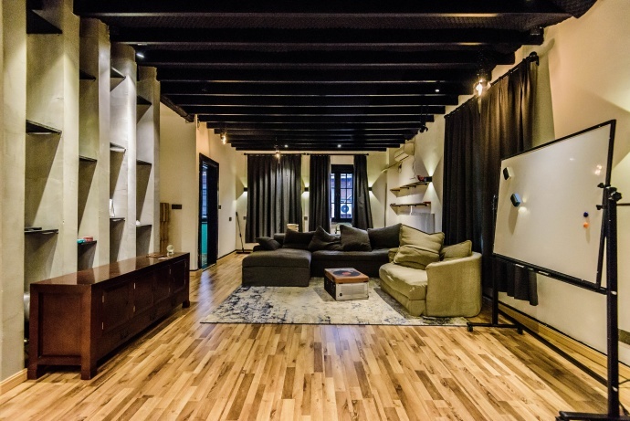 超大客厅，10米乘6米5，客厅层高3.5米，复式挑高处最高是6.5米，复式loft老洋房拍摄基地