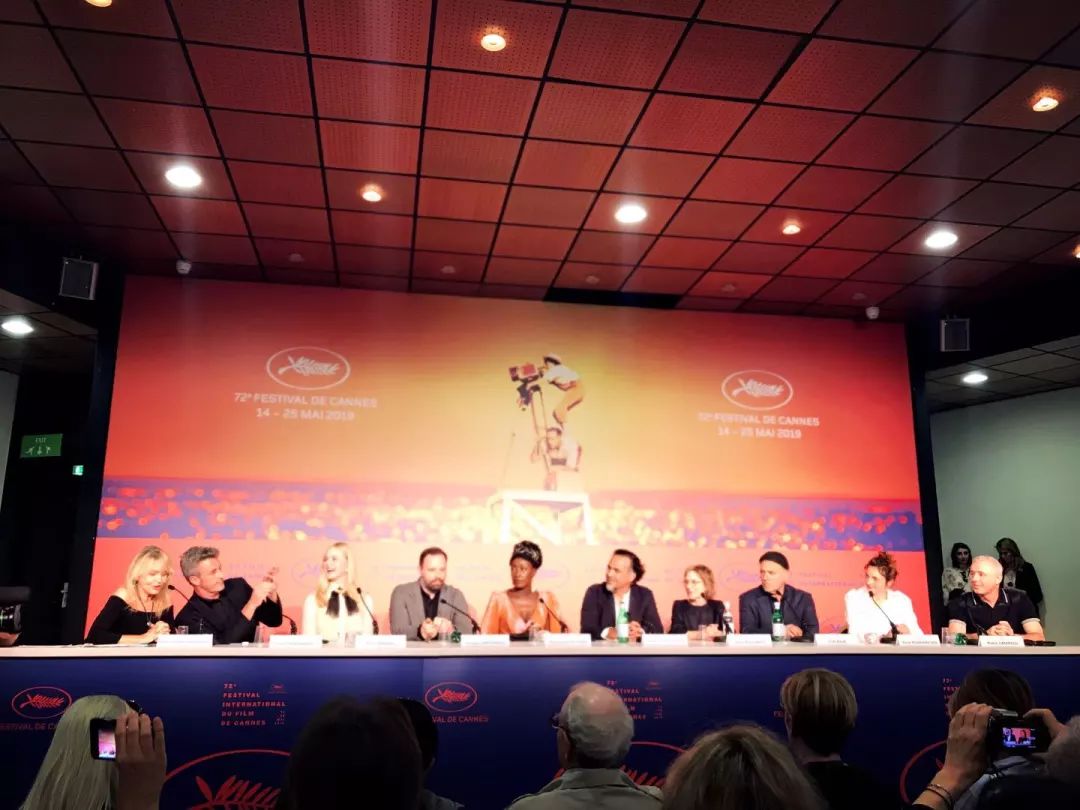 戛纳日记 | Day1：贾木许新片《丧尸未逝》冷幽默冻结戛纳