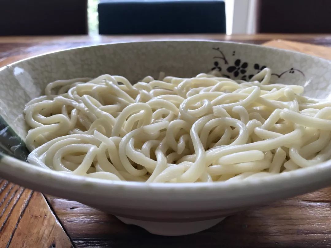 【独家】一边吃炸酱面，一边和明年最猛华语导演聊内幕