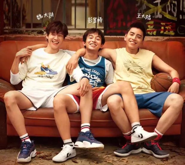 影视日报|《小小的愿望》首日3015万夺冠；鹿晗工作室否认给黄牛送中秋礼物：会继续抵制；杨幂中秋节在线送月亮创意满满