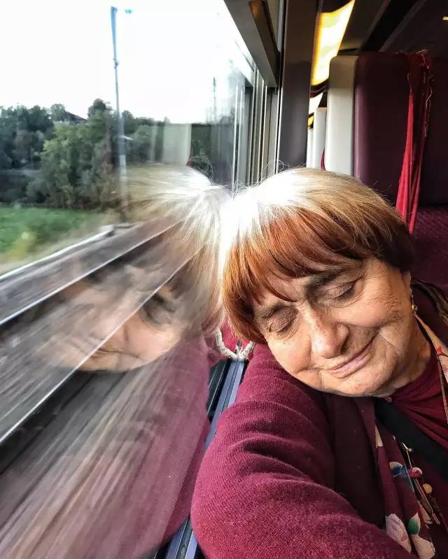 瓦尔达去世后，戈达尔寄了个包裹给她