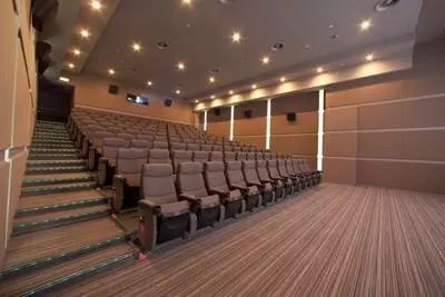 曾卖4家影城资产，上海电影施展“内部整合”，如今重推《攀登者》